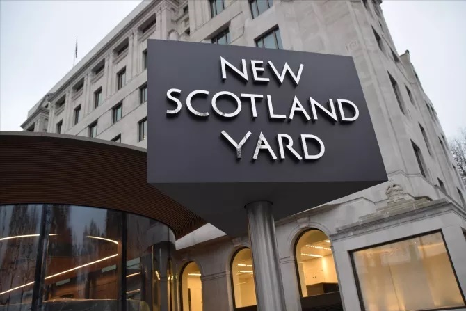 Image of the New Scotland Yard sign outside their main office in London