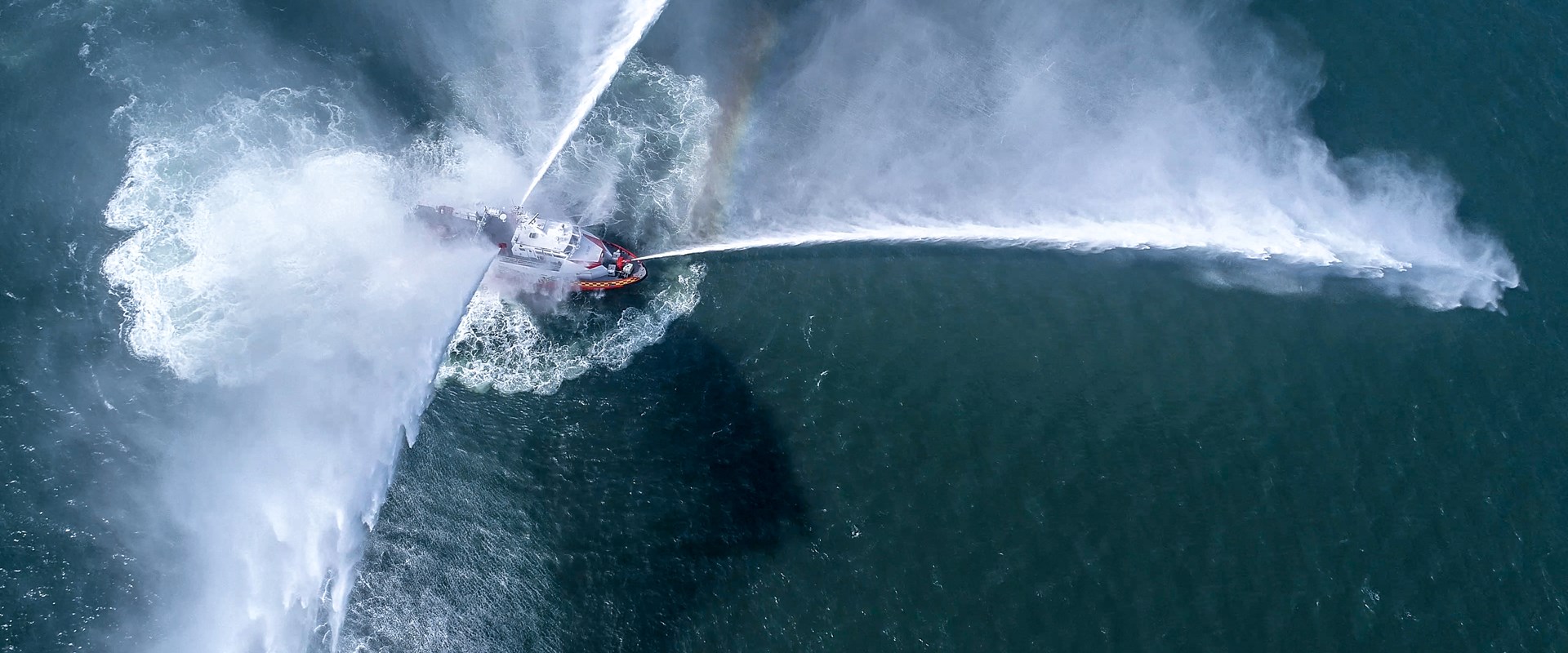 35m-speed-fireboat-in-action